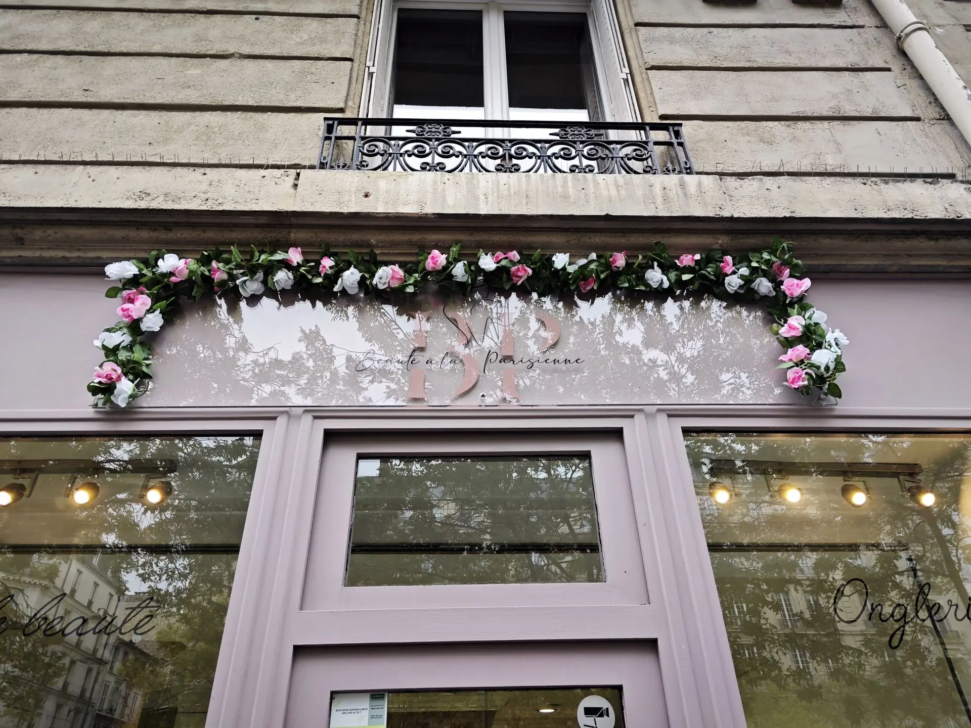 enseigne florale beauté à la parisienne