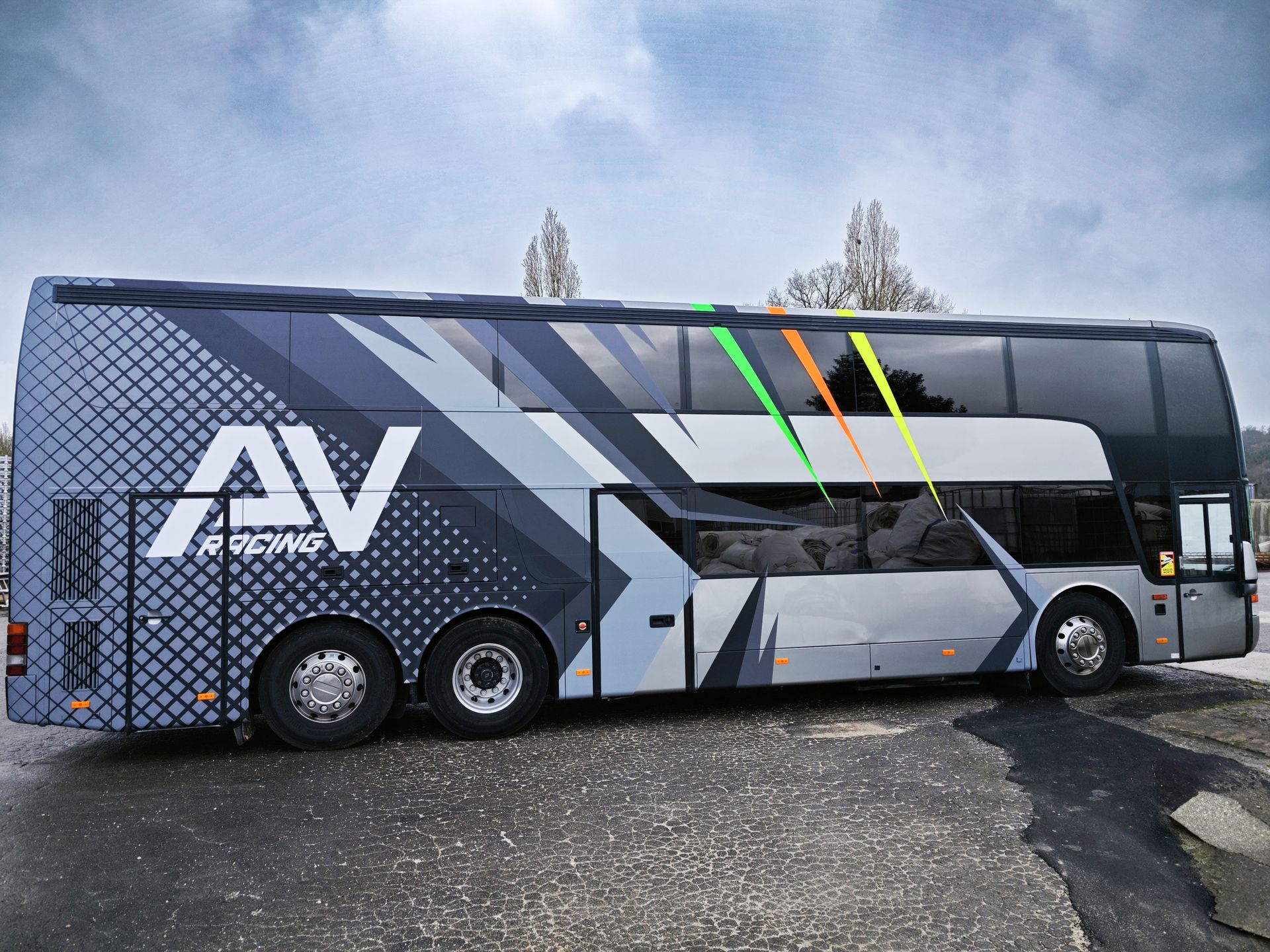 semi-covering bus av racing