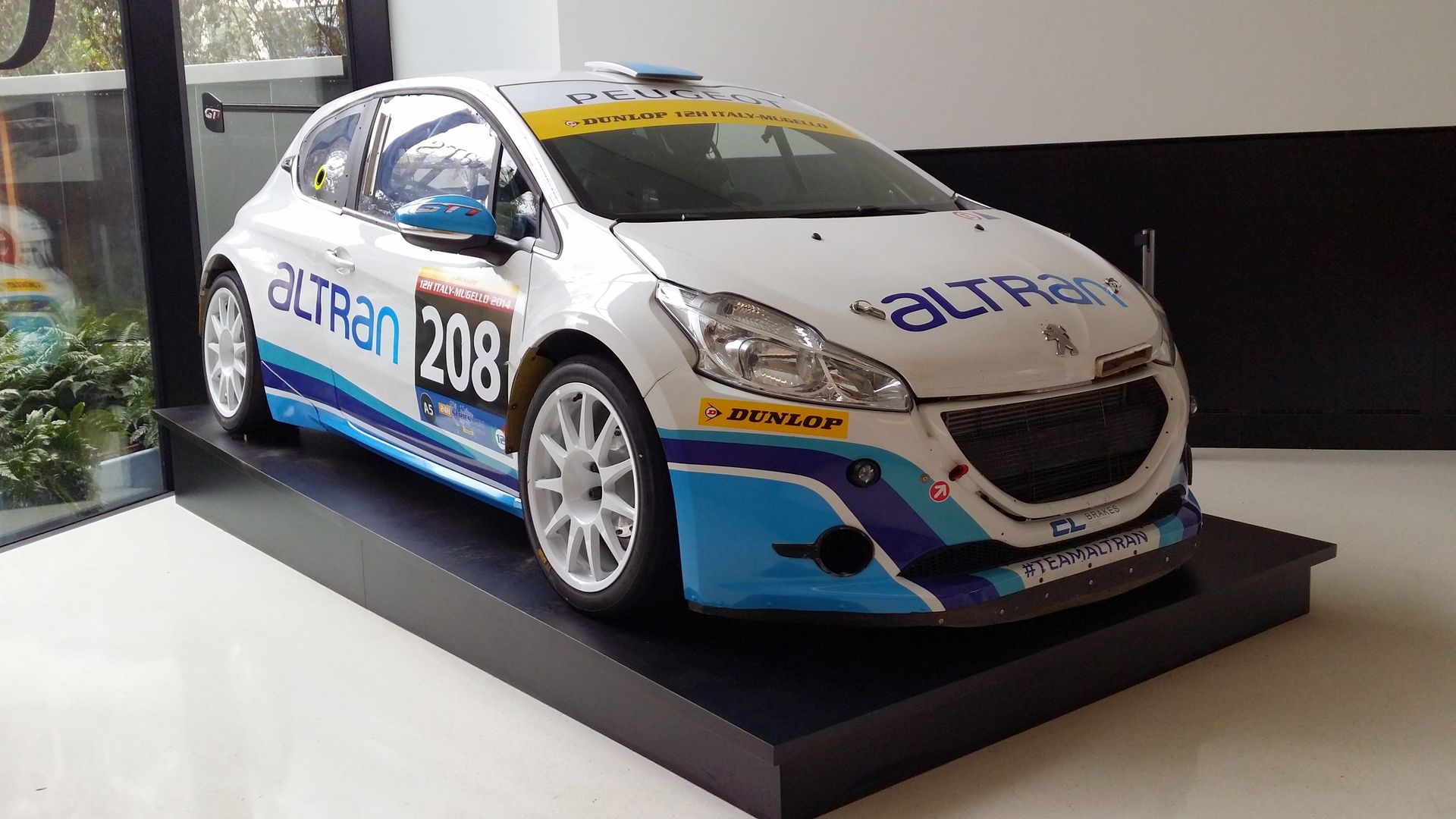 semi-covering peugeot 208 altran voiture d'expo